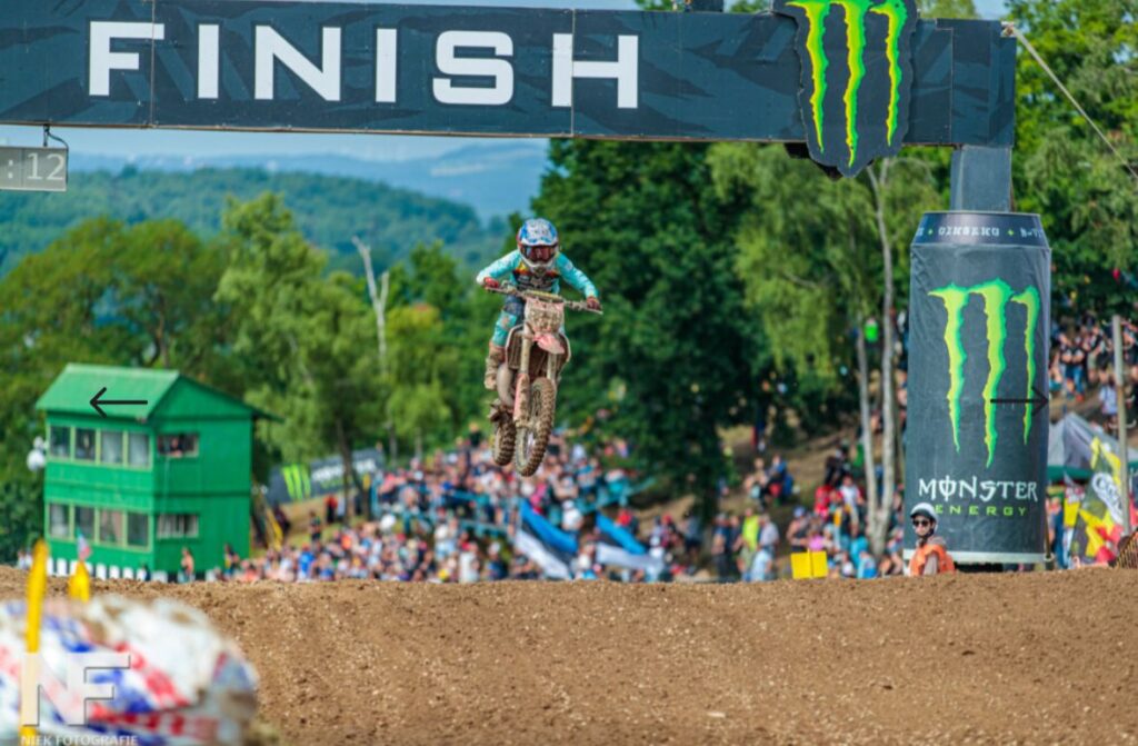 Loket (República Checa), 26-27 de julio de 2025. El joven piloto español Santiago Cordero ha vuelto a demostrar su determinación y talento al competir en la final del Campeonato Europeo de Motocross EMX85, celebrada en el icónico circuito de Loketské Serpentiny, uno de los más técnicos del calendario.